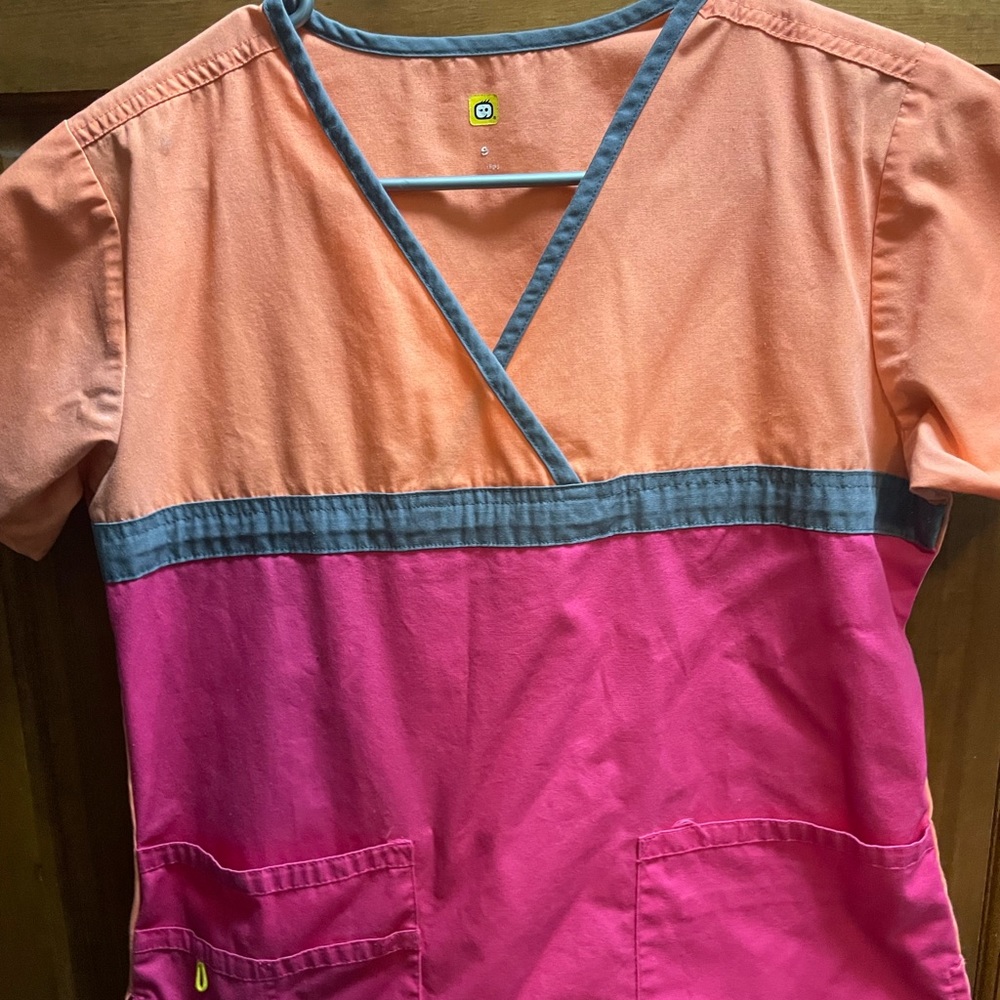 Wonderwink nursing scrub top